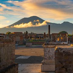 Der Vesuv und Pompeji im Vordergrund bei Abendstimmung