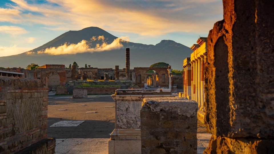 Der Vesuv und Pompeji im Vordergrund bei Abendstimmung
