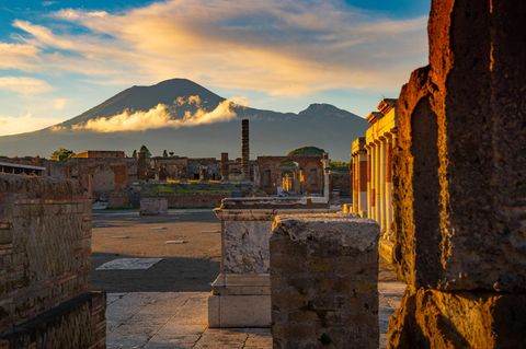 Der Vesuv und Pompeji im Vordergrund bei Abendstimmung