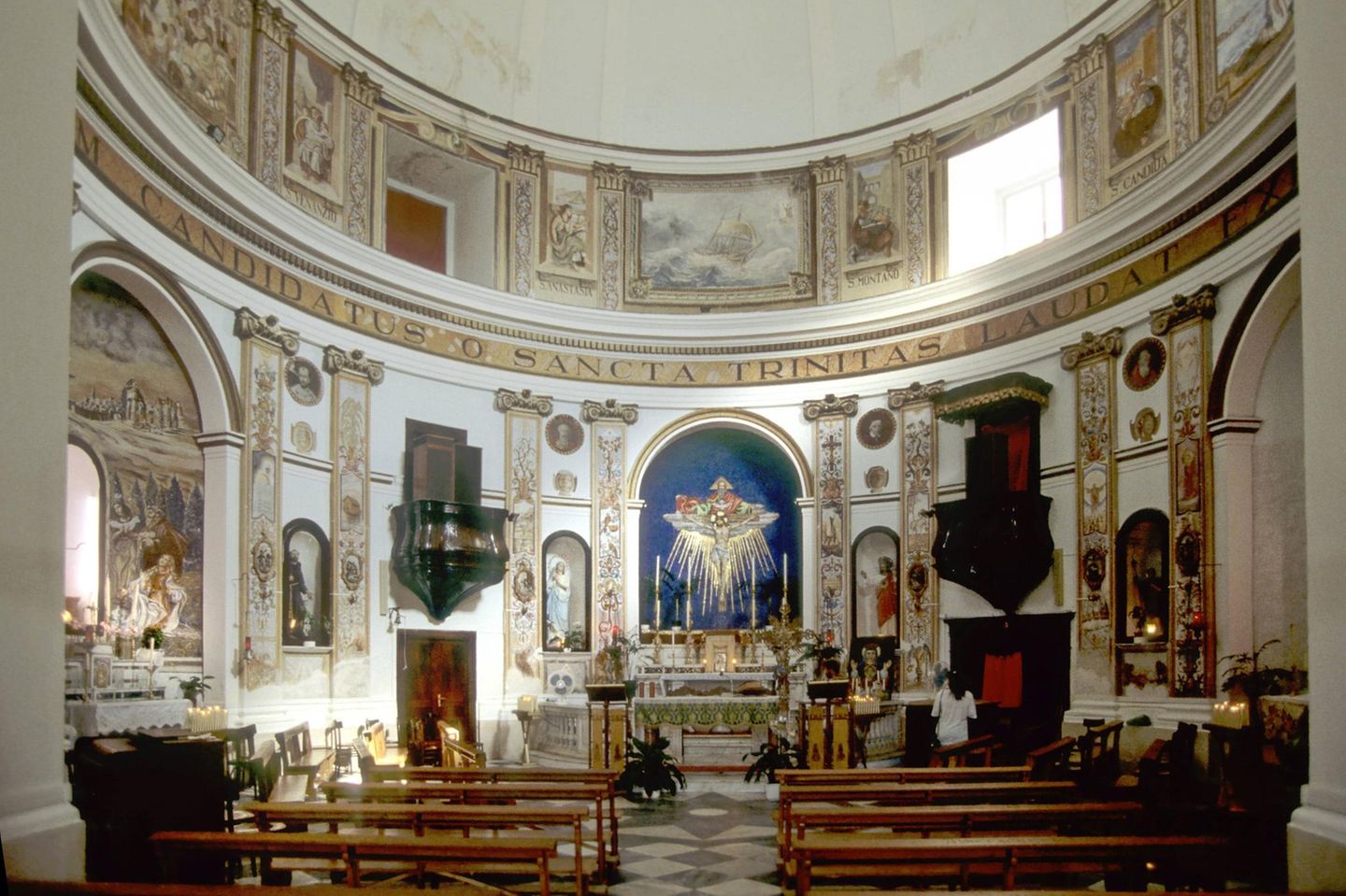 Kühle Kirchenschönheit Innenraum der Kirche Santi Silverio und Domitilla auf Ponza