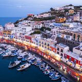Hafen von Ponza am Abend
