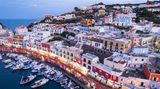 Hafen von Ponza am Abend