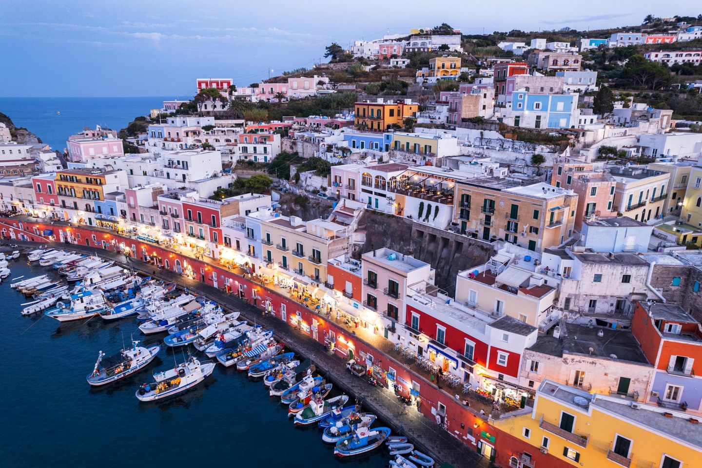 Flanieren am Hafen von Ponza Hafen von Ponza am Abend
