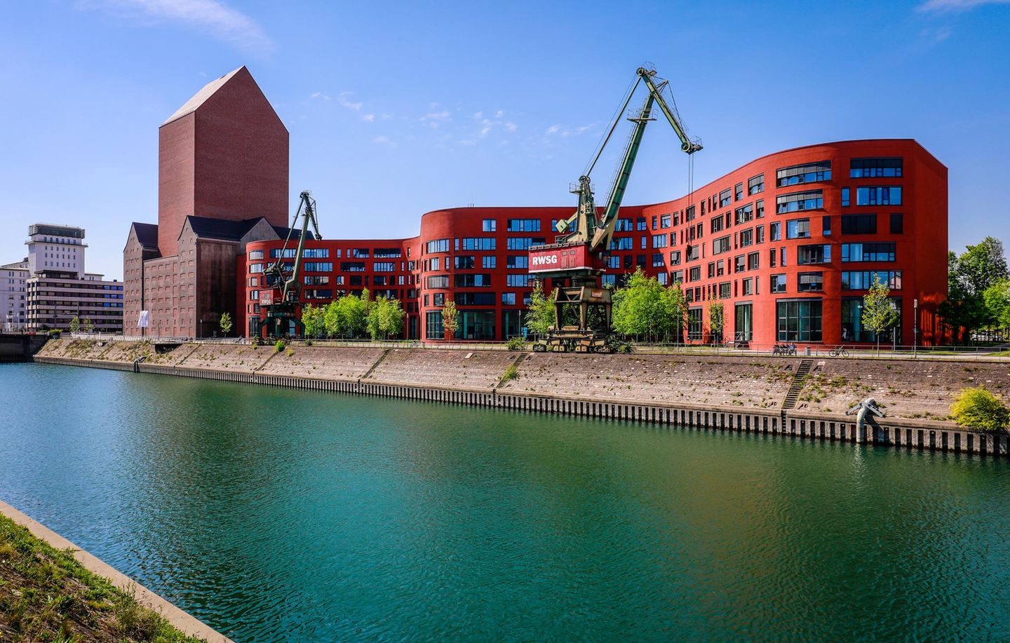 Innenhafen, Duisburg Innenhafen Duisburg mit dem wellenförmigen Neubau vom Landesarchiv Nordrhein-Westfalen, dem umgebauten Archivturm im ehemaligem RWSG-Speichergebäude und alten Hafenkränen, Duisburg, Ruhrgebiet, Nordrhein-Westfalen, Deutschland