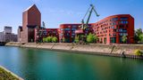 Innenhafen Duisburg mit dem wellenförmigen Neubau vom Landesarchiv Nordrhein-Westfalen, dem umgebauten Archivturm im ehemaligem RWSG-Speichergebäude und alten Hafenkränen, Duisburg, Ruhrgebiet, Nordrhein-Westfalen, Deutschland
