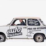 Mann in weißem Trabant