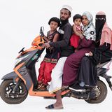 Indische Familie auf einem Roller