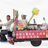 Spielzeugverkäufer Xuxing mit seinem Mobil