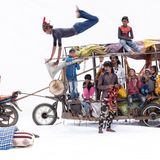 Akrobatentruppe mit ihrem Gefährt