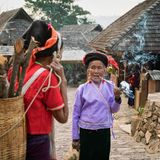 Alte Frau raucht Pfeife