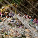 Frauen beten vor Opfergaben beim Wasserfest