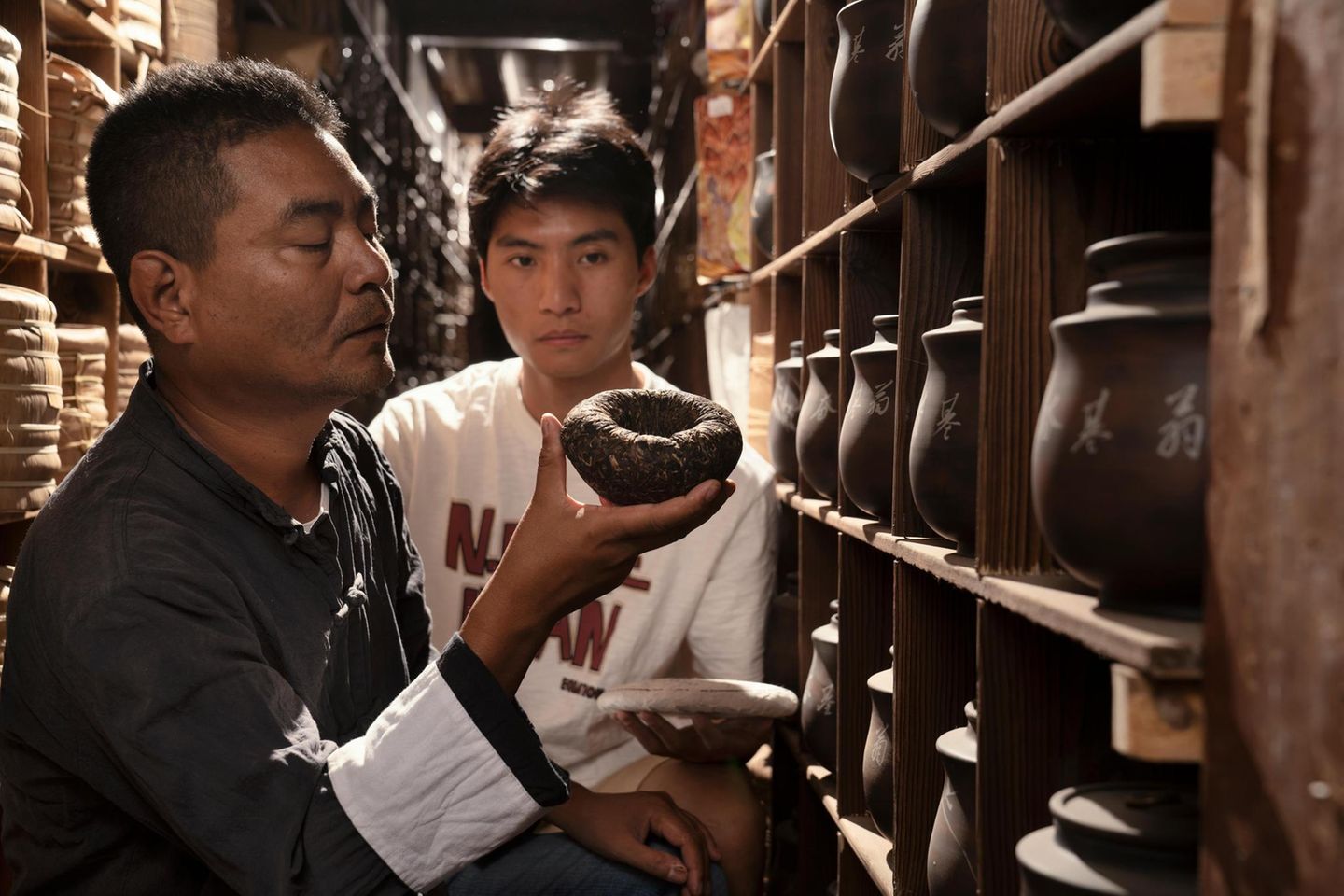 San Wen prüft die Reifung seiner Pu-Erh-Kuchen