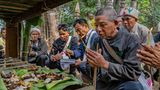 Männer beten beim Shankang-Fest