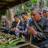 Männer beten beim Shankang-Fest