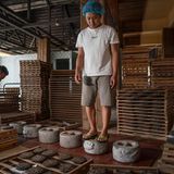 Mann steht auf Tee-Presse