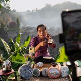 Ai Yong mit Tee vor der Kamera