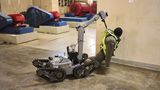 Roboter packt Dummy am Schlafittchen