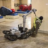 Roboter packt Dummy am Schlafittchen