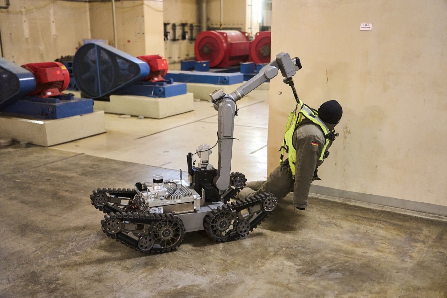 Wer wird hier aus der Gefahrenzone geschleift? Roboter packt Dummy am Schlafittchen