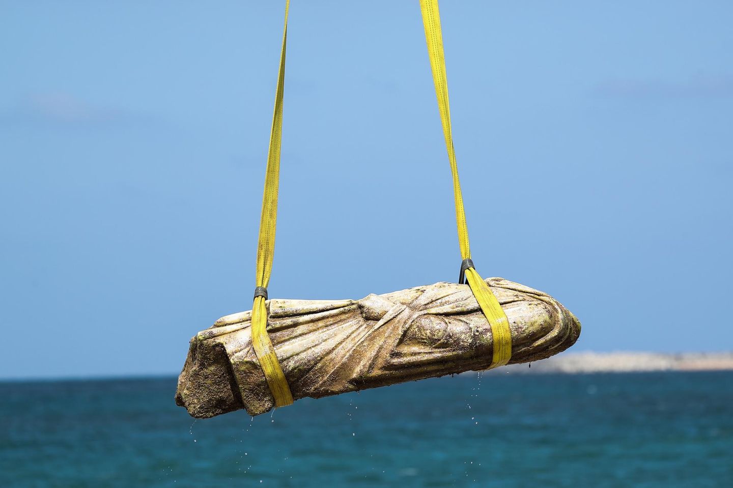 Mehr als 2 Meter große Statue Große Statue wird aus dem Mittelmeer vor Ägypten mit einem Krank geborgen
