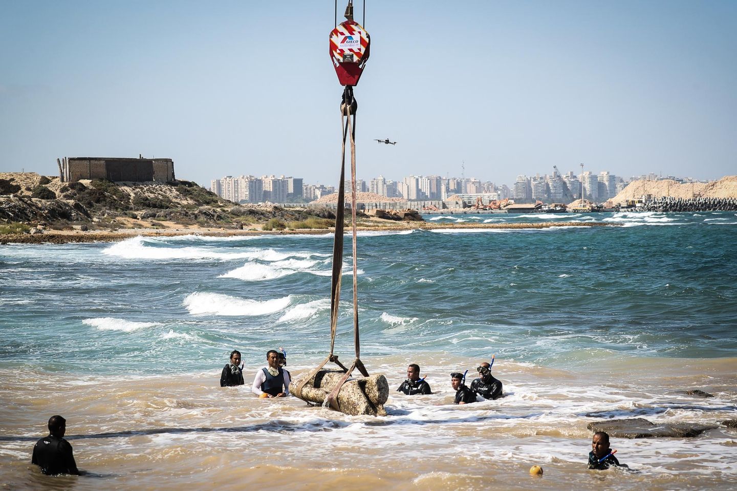 Fundort bei Alexandria Männer bergen Statue aus dem Wasser