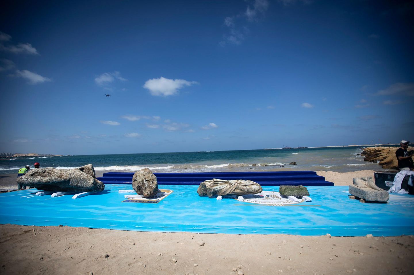 Fundstücke am Strand Geborgene Überreste aus dem Meer am Strand Ägyptens