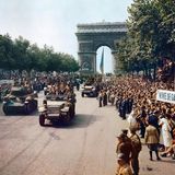 Nach der Befreiung von Paris saeumen Menschen die Champs Elysees beim Durchzug der all