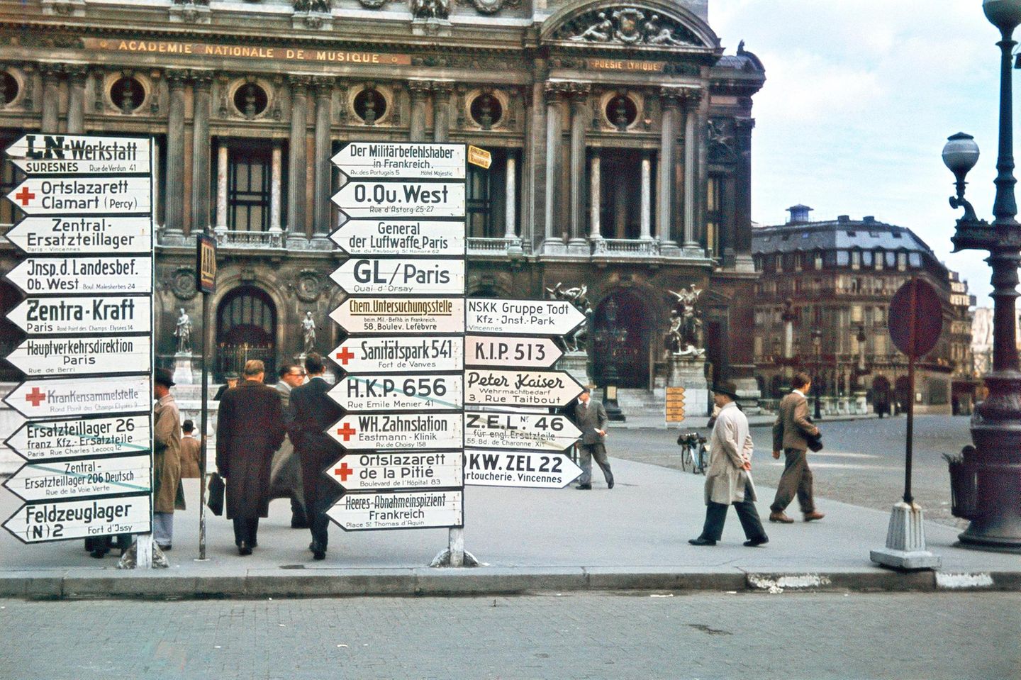 Schilder vor der Pariser Oper, 1940er-Jahre