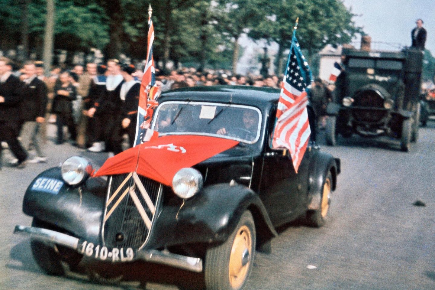 Ein Auto fährt durch Paris, 1944