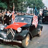 Ein Auto fährt durch Paris, 1944