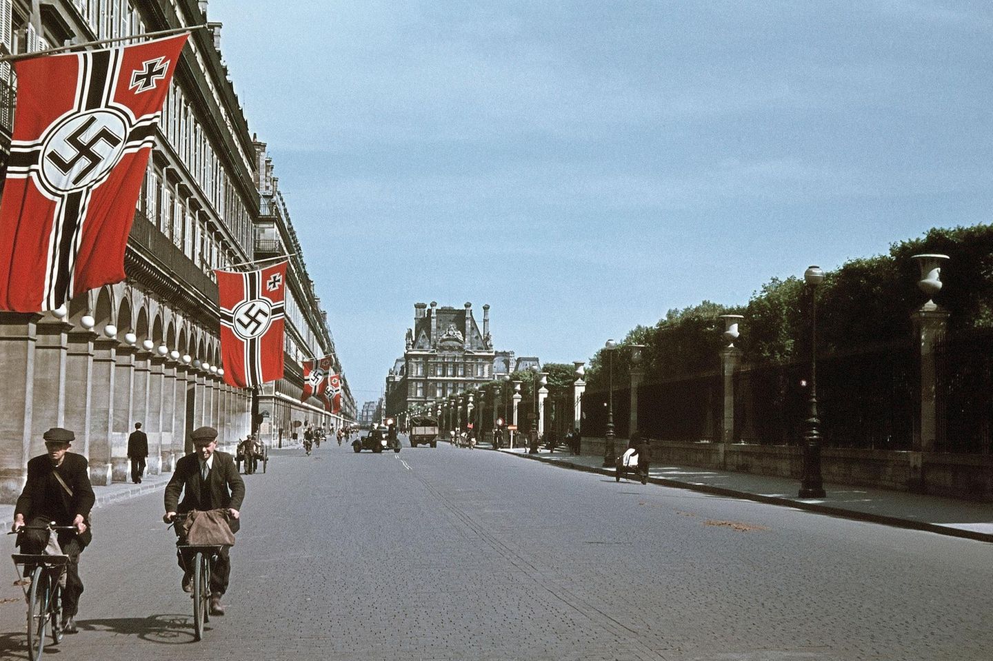 Fahnen der deutschen Besatzer wehen auf von den Fassaden der Gebäude an der Rue de Rivoli