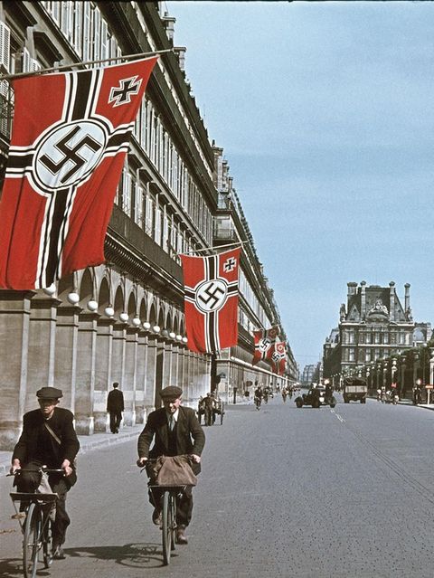 Fahnen der deutschen Besatzer wehen auf von den Fassaden der Gebäude an der Rue de Rivoli