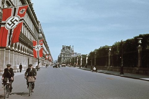 Fahnen der deutschen Besatzer wehen auf von den Fassaden der Gebäude an der Rue de Rivoli