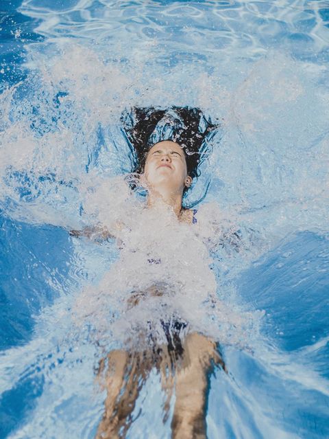 Glitzerndes Licht und frisches Nass, beim Schwimmen entfaltet sich eine Magie des Augenblicks 