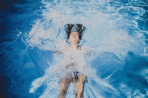 Glitzerndes Licht und frisches Nass, beim Schwimmen entfaltet sich eine Magie des Augenblicks 