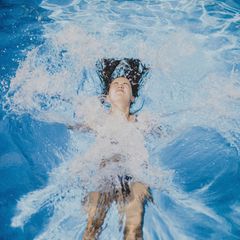 Glitzerndes Licht und frisches Nass, beim Schwimmen entfaltet sich eine Magie des Augenblicks 
