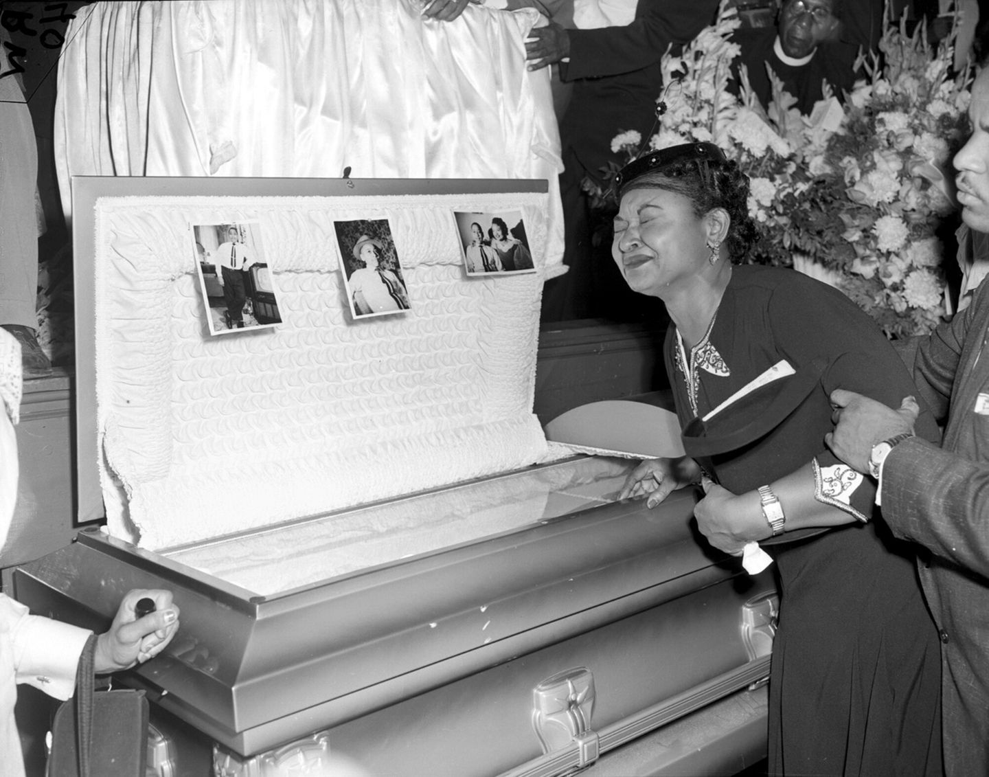 Mutter Mamie Till Mobley über dem offenen Sarg ihres Sohnes, 1955