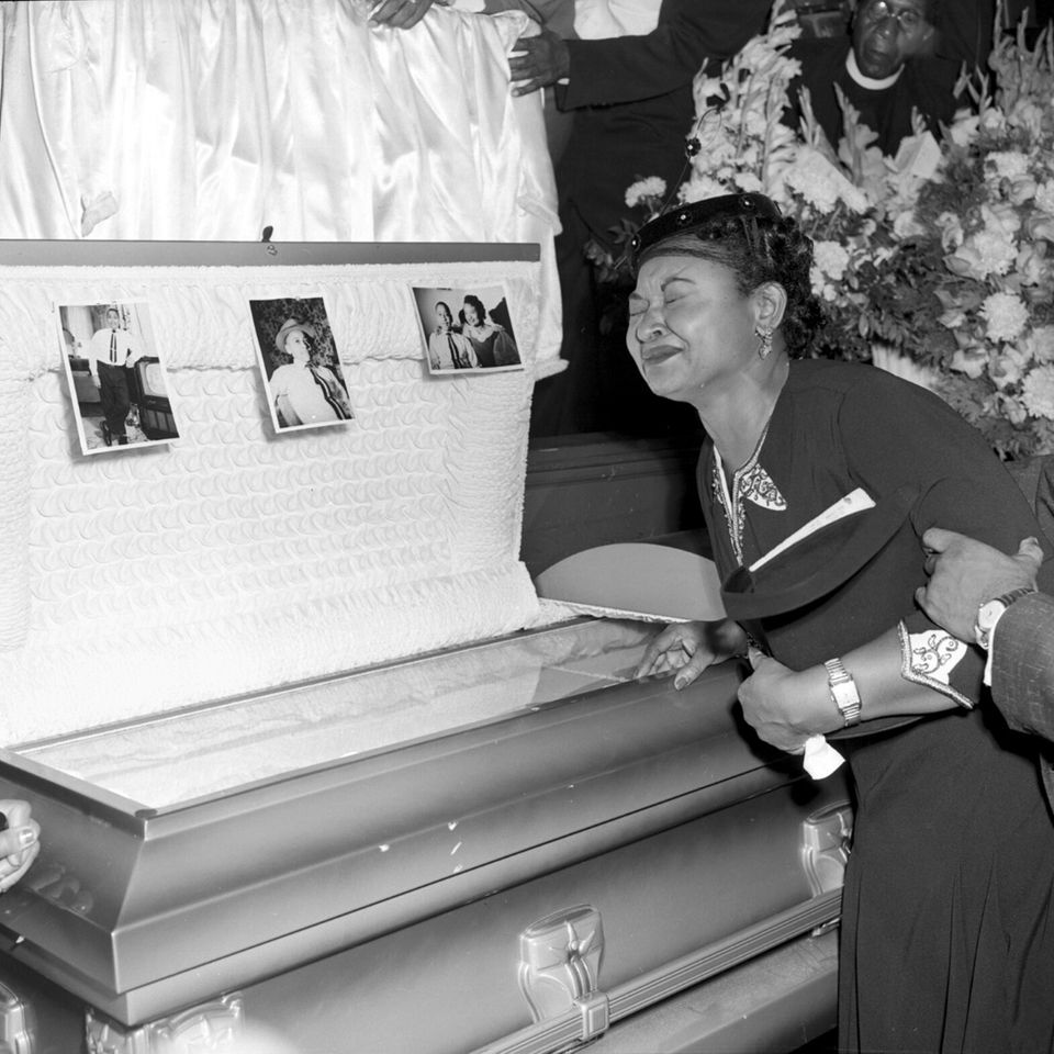 Mutter Mamie Till Mobley über dem offenen Sarg ihres Sohnes, 1955