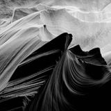 In den Canyons von Arizona fängt das Foto ein flüchtiges Wunder ein: wie Licht über Felsstrukturen huscht und die Schatten ein Bild gewaltiger Schönheit kreieren. Erstmals vergab der Wettbewerb einen "Runner-up Award", also einen Preis für den Zweitplatzierten – und Mark Seawell errang ihn mit "Where the Shadows Lie". 