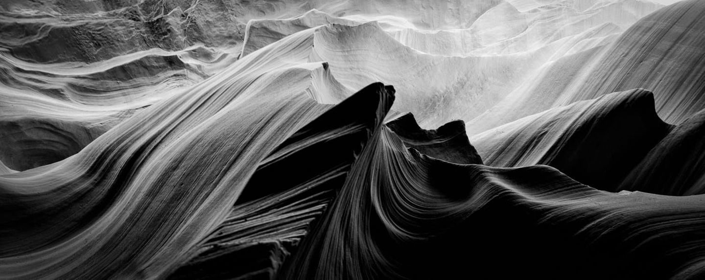 In den Canyons von Arizona fängt das Foto ein flüchtiges Wunder ein: wie Licht über Felsstrukturen huscht und die Schatten ein Bild gewaltiger Schönheit kreieren. Erstmals vergab der Wettbewerb einen "Runner-up Award", also einen Preis für den Zweitplatzierten – und Mark Seawell errang ihn mit "Where the Shadows Lie". 