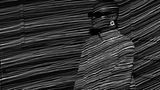 Ein besonderes Porträt: Nur Laserstrahlen erleuchten die Silhouette vor dem minimalistischen Hintergrund, später in Schwarz-Weiß umgewandelt. So entsteht ein futurisches Spiel von Licht und Schatten – von der Jury ausgezeichnet mit dem "Special Award for Creativity".