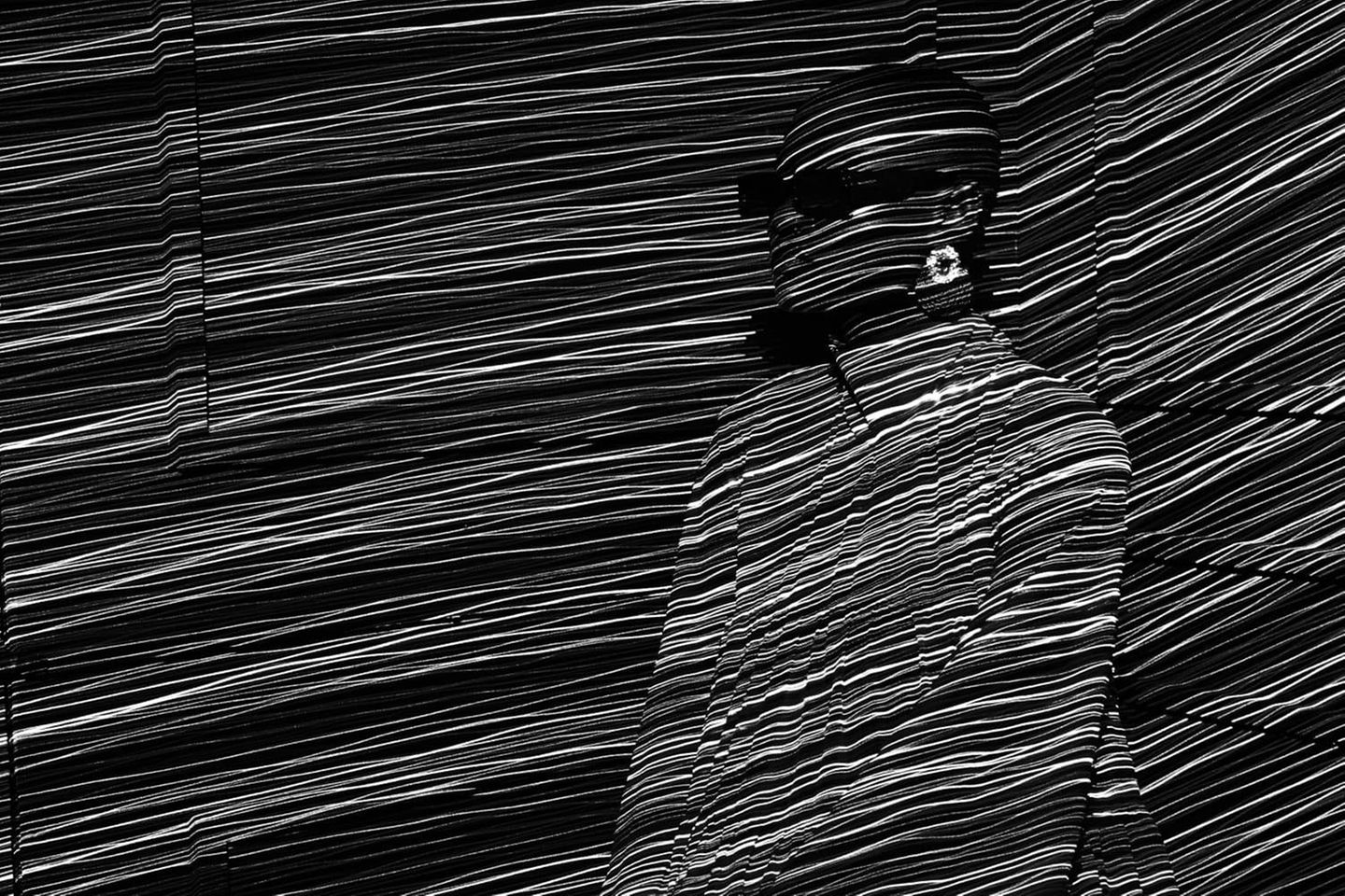 "Elektrische Silhouette" von Adebayo Rotilu Ein besonderes Porträt: Nur Laserstrahlen erleuchten die Silhouette vor dem minimalistischen Hintergrund, später in Schwarz-Weiß umgewandelt. So entsteht ein futurisches Spiel von Licht und Schatten – von der Jury ausgezeichnet mit dem "Special Award for Creativity".