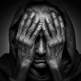 Ein Bild, das nicht loslässt: "No Words" porträtiert eine indische Frau, isoliert vor fast schwarzem Hintergrund. Reduziert auf Licht und Schatten entfaltet ihre stumme Trauer eine erschütternde Kraft. 