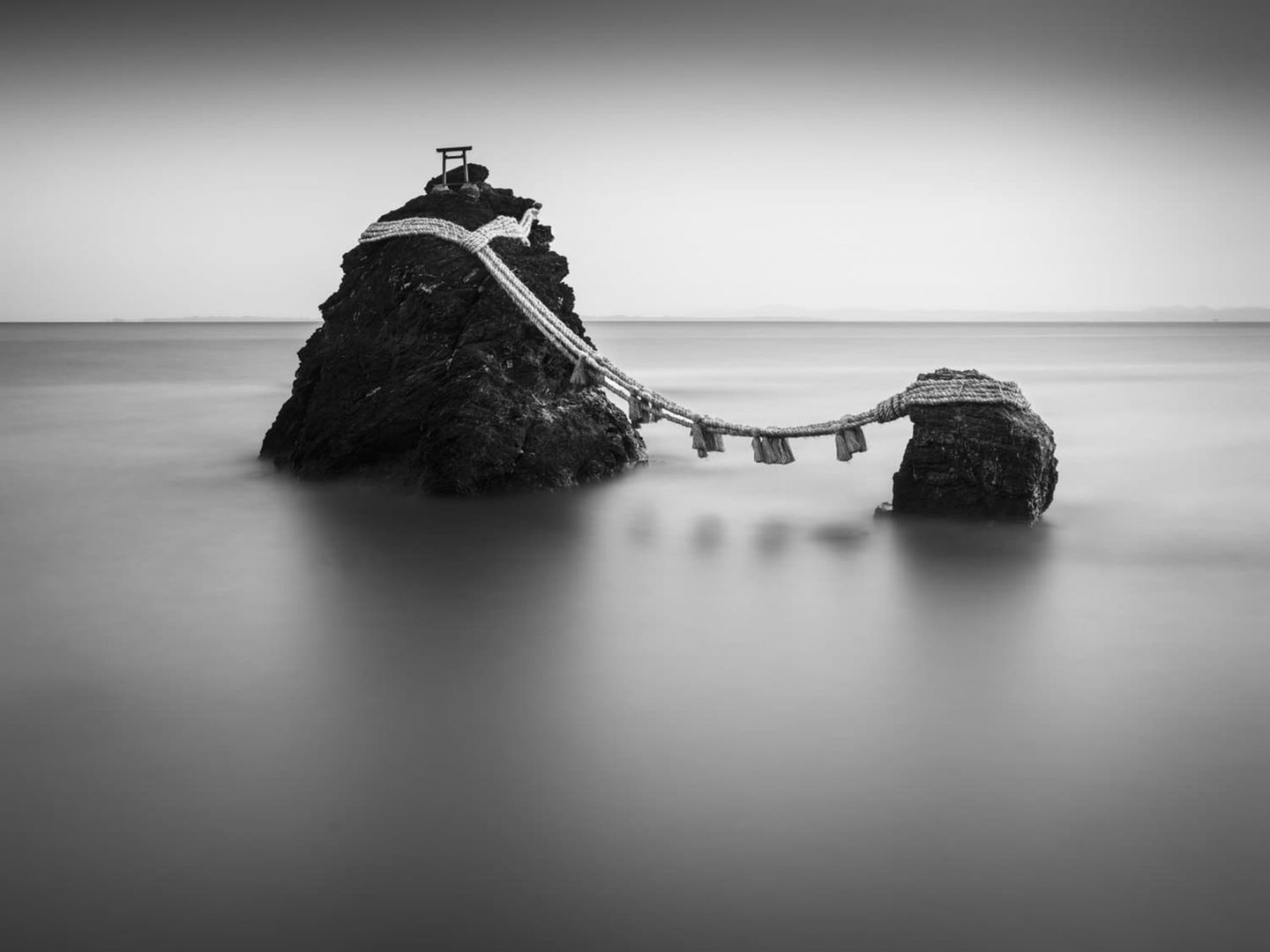 Zwei Felsen vor Japans Küste, mit einem geschmückten Seil verbunden – "Die vermählten Felsen" (Meoto Iwa) oder Sinnbild der Ehe von Himmel und Erde. Schlicht, stark, zeitlos: Die stimmungsvolle Darstellung der ikonischen Steinformation überzeugte die Jury in der Kategorie Landschaftsbilder. 