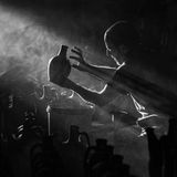 Hände formen Geschichte: Das Bild "Proud Artisan" fängt Anatoliens Tradition der Terrakotta-Töpferei ein. Im schwach erleuchteten Atelier verschmelzen Handwerk, Licht und kulturelles Erbe zu einem stillen Zeugnis jahrhundertealter Kunstfertigkeit.