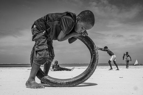Ein verspieltes Bild – und zugleich ein pointierter Kommentar über den Menschen im Gefüge urbaner Geometrie, so die Jury. Die kluge Komposition mit Reifen, Stadtstrand und Kindern gewann den ersten Platz in der Kategorie "Street".