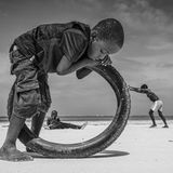 Ein verspieltes Bild – und zugleich ein pointierter Kommentar über den Menschen im Gefüge urbaner Geometrie, so die Jury. Die kluge Komposition mit Reifen, Stadtstrand und Kindern gewann den ersten Platz in der Kategorie "Street".