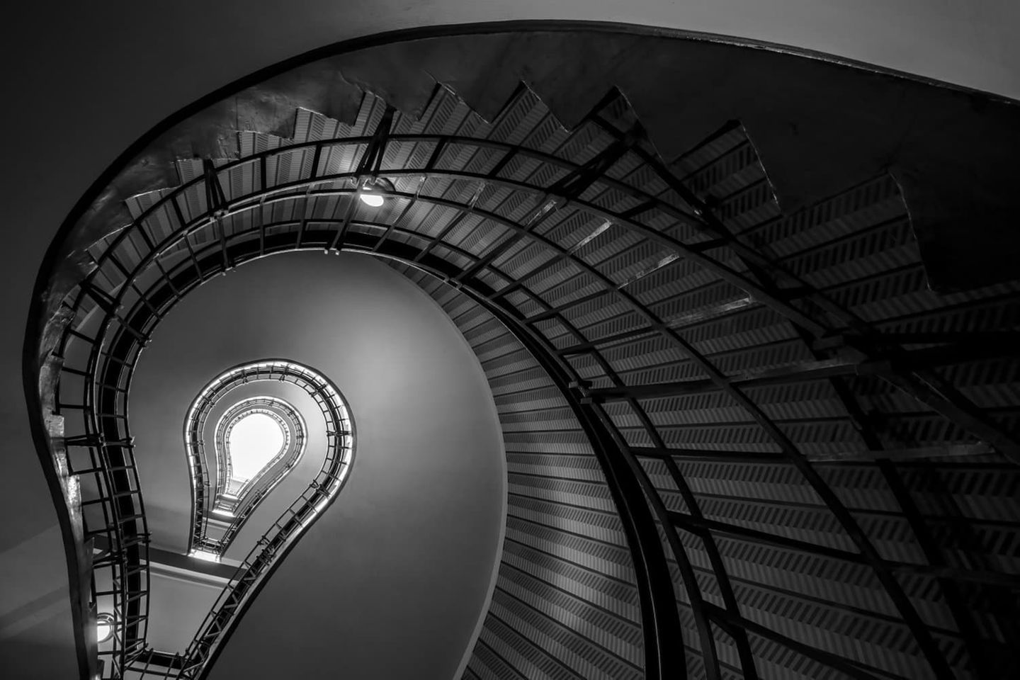 Eine Treppe als Geistesblitz: Das Foto "Brilliant Design" zeigt ein Treppenhaus in Prag, das sich nach oben windet und aus der Perspektive der Kamera eine Glühbirne formt.