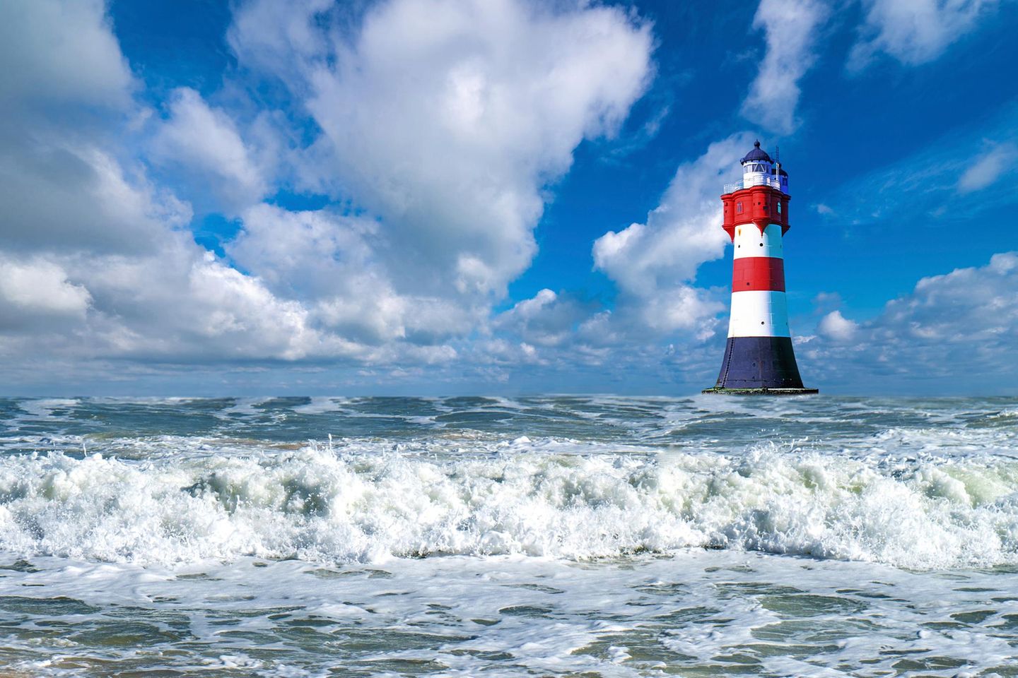 Leuchtturm Roter Sand Der Leuchtturm Roter Sand vor blauen Himmel mit Cumuluswolken
