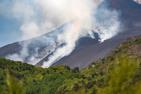 Rauchschwaden steigen vom Vulkan Ätna auf
